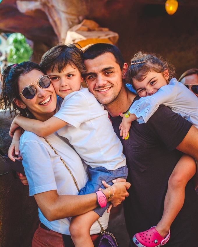 Felipe Simas e Mariana com os filhos em Orlando