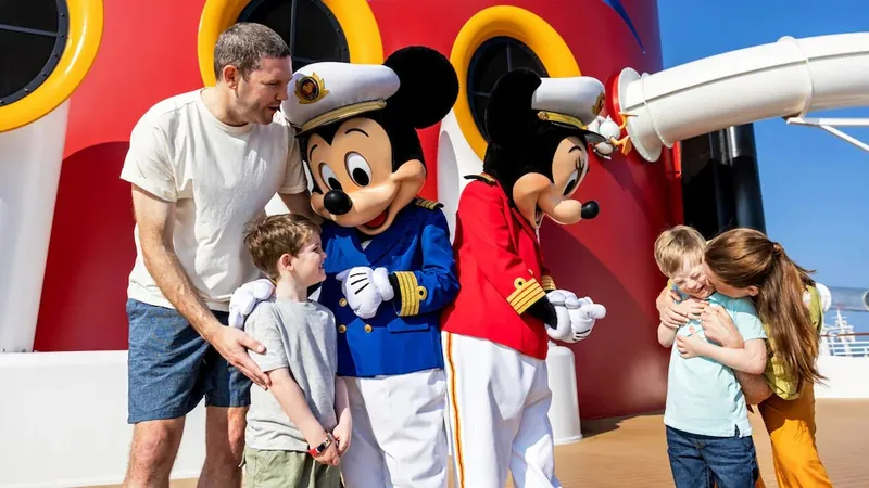 Mickey e Minnie capitães com uma família no convés do navio
