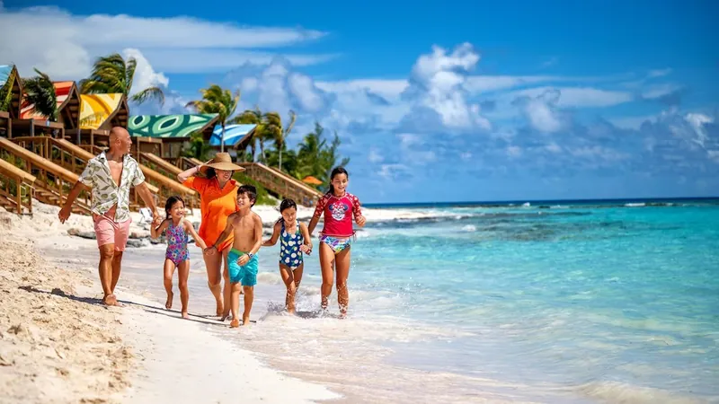 Família caminhando em uma praia de águas claras