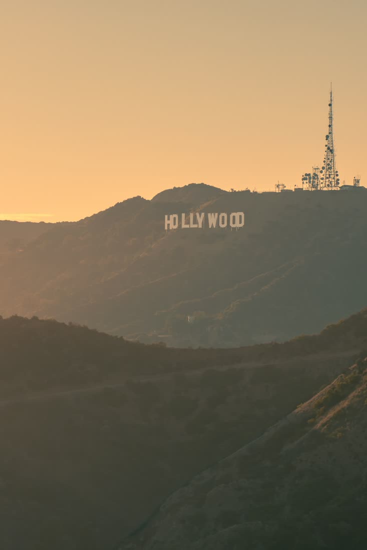 Letreiro de Hollywood nas colinas ao entardecer