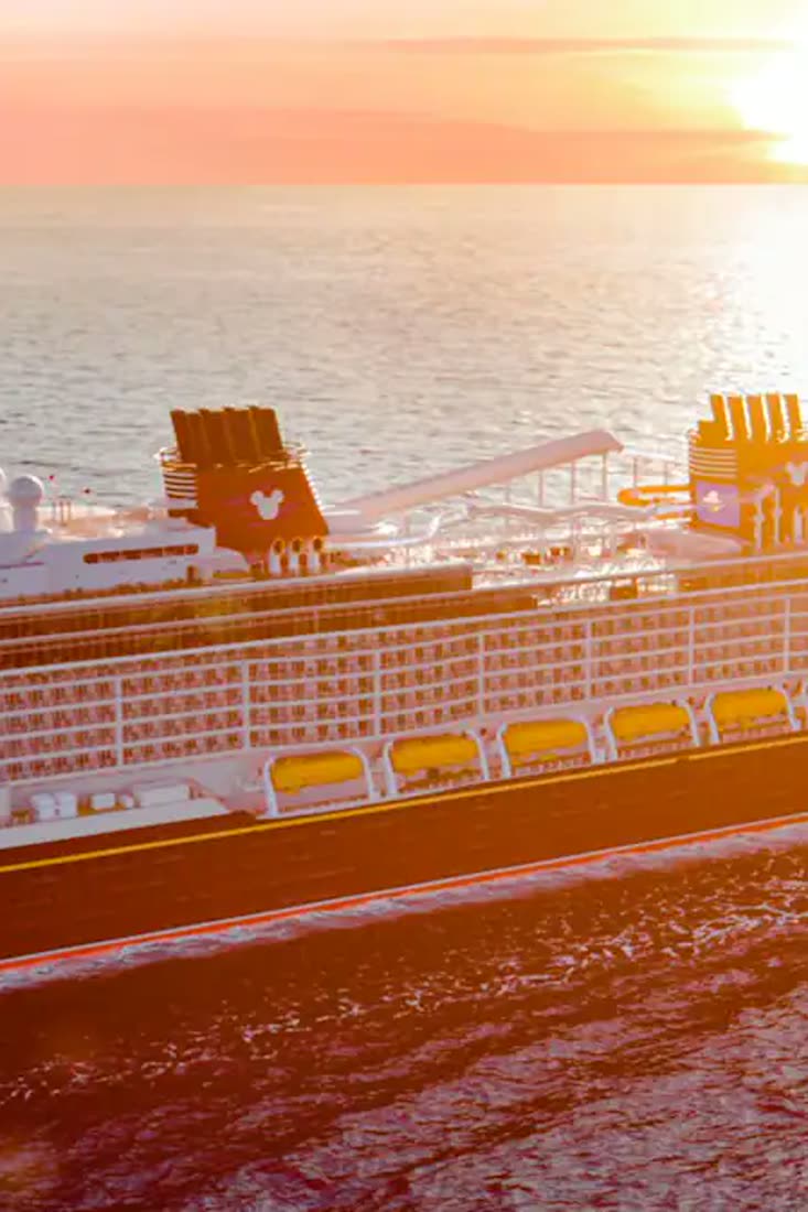 Navio da Disney Cruise Line no mar ao pôr do sol