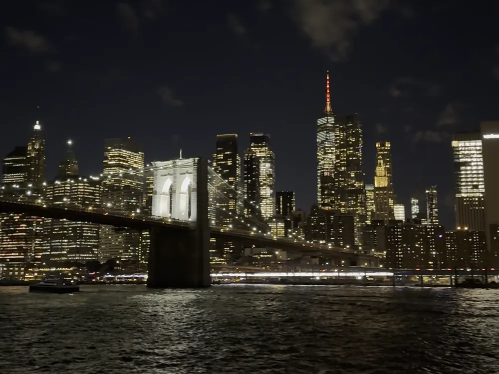 Ponte do Brooklyn iluminada e o horizonte de Manhattan à noite