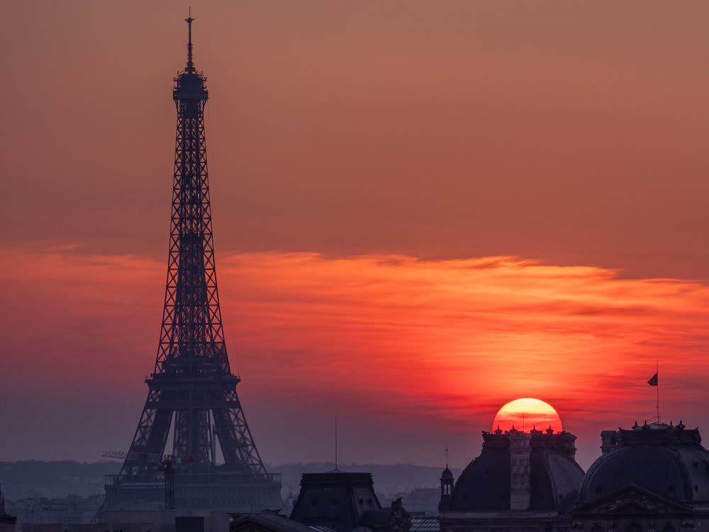 Torre Eiffel em silhueta ao pôr do sol