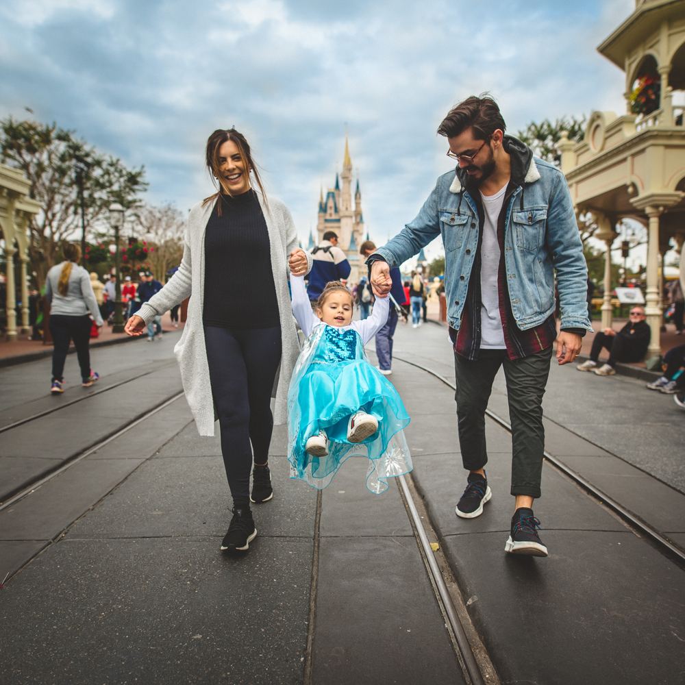 Família de clientes da LineArt caminhando rumo ao castelo no Magic Kingdom