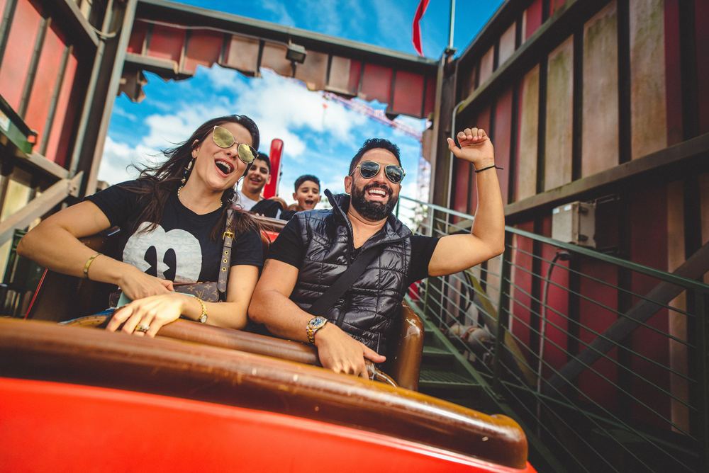 Casal de clientes num brinquedo do parque