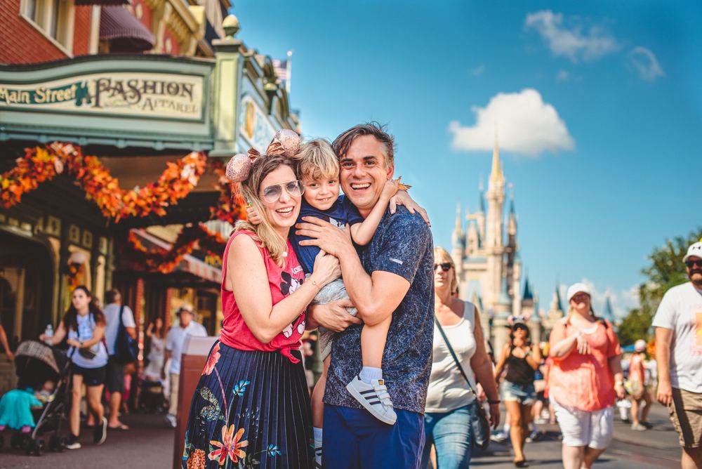 Família de clientes na rua principal do Magic Kingdom